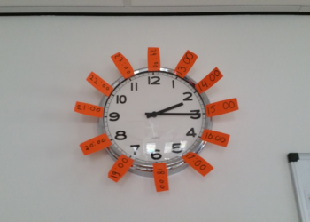 Scholen willen analoge klok weghalen: “Kinderen kunnen de tijd er niet meer van aflezen”