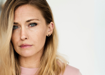 Sophie (35): “Mijn vrienden blijven vakanties plannen die ik niet kan betalen”