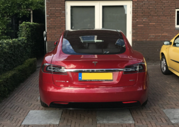 Thea (48): “Mijn buurman rijdt elektrisch en kijkt neer op mijn oude benzineauto”