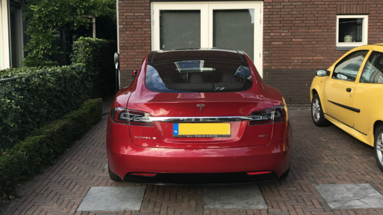 Thea (48): "Mijn buurman rijdt elektrisch en kijkt neer op mijn oude