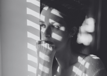 Eva (38) haar buurman komt elke nacht laat thuis: “Misschien is er iets mis, moet ik vragen hoe het gaat?”