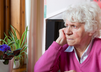 Tinie (70): “Ik wil mijn huis aan mijn kleinkind nalaten, maar mijn kinderen zijn het daar niet mee eens”