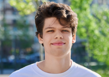 Tom (28): “Mijn ouders willen dat ik een huis koop, maar ik wil liever reizen.”