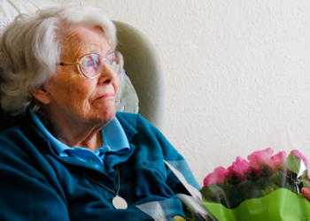 Truus (80) zit elke dag alleen thuis: “Mijn kinderen hebben het te druk en verder komt er nooit iemand langs”
