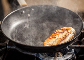 “Hoewel mijn ex-partner onze dochter vegan opvoed, geef ik haar stiekem vlees”