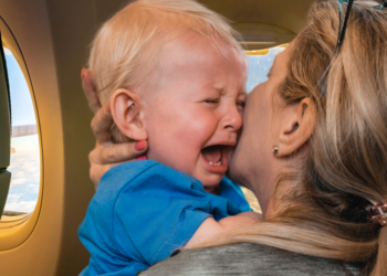 Julia kreeg ruzie in het vliegtuig om haar huilende zoon: “Man achter ons ging volledig door het lint”