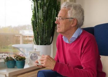 Wim (70) heeft moeite om nieuwe vrienden te maken na zijn pensioen: “Ik weet niet hoe ik nieuwe mensen moet ontmoeten”