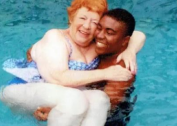 Angela (72) gaat trouwen met Nigeriaanse CJ (26): “Ik ben zijn droomvrouw”