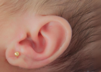 “Mijn schoonmoeder besloot, zonder dat ik het wist, gaatjes in de oren van mijn baby te laten schieten”