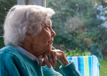 Corrie (72) ziet haar kleinkinderen maar één keer per jaar: “Mijn dochter woont ver weg en ik heb moeite met lopen”