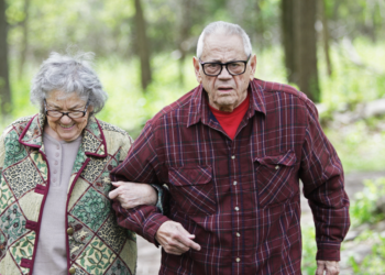 Eva (44) moet haar bejaarde ouders verzorgen: “Mijn eigen leven komt op de tweede plaats”