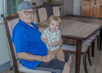 Ben (67): “Mijn dochter wil niet dat ik op mijn kleinkind pas omdat ik ’te oud’ daarvoor zou zijn”