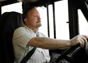 Buschauffeur Bert (61) wacht op akkoord vroegpensioen: “Mentaal en fysiek zwaar werk”