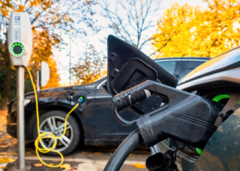 “Elektrisch rijden is straks alleen nog maar voordelig met eigen laadpaal en zonnepanelen”