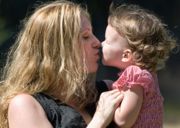 Els (38) kust haar kind op de mond: “Mensen vinden het ongepast”