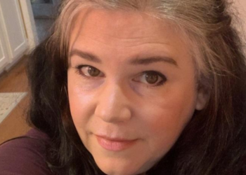 Emma (48): “Ik verdien 4.000 euro met scheten laten”