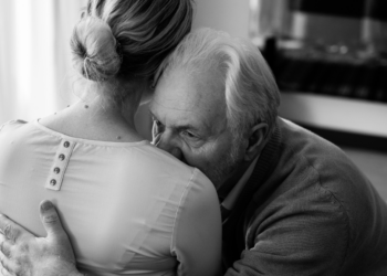 Eva (23): “Mijn vader is 78 en ik kan gewoon niet begrijpen waarom hij zo laat nog kinderen kreeg”