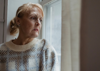 Evelien (52) is woest: “Onze buurman ruimt zijn bladeren niet op en daar hebben wij last van”