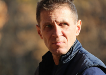 Frank (48): “Hondenpoep ligt overal, dat moet opgeruimd worden. Verhoog de hondenbelasting maar!”