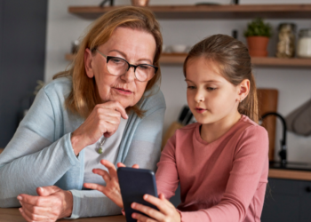 Hanneke (69): “Ik wil tijd doorbrengen met mijn kleinkinderen, maar ze zijn altijd bezig met hun telefoons”