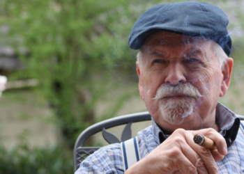 Hans (71): De kinderen van nu zijn te verwend, ze krijgen alles wat ze willen zonder er moeite voor te doen”