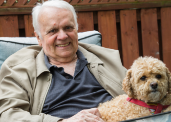 Hans (73): “Waarom blijven we honden belasten met vuurwerk? Het is tijd voor een vuurwerkverbod”