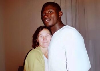 Heidi (31) laat haar negen kinderen achter voor een Afrikaanse ’toyboy’