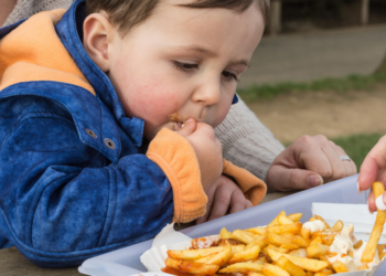Moeder (49) woest dat opa en oma haar zoon meeneemt naar de snackbar: “Dat doe je toch niet!”