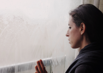 Laura (35): “Mijn kinderen moeten door de scheiding in armoede opgroeien”