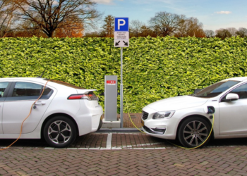 Linda (42): “Ik werd uitgelachen door collega’s omdat ik nog benzine rijd, maar ik wil geen elektrische auto!”