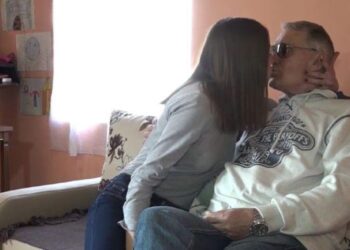 Lisette (21) heeft relatie met een 74-jarige: “We gaan elke dag van bil”