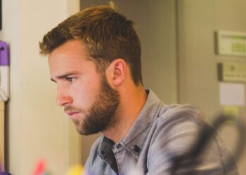 Marco (31): “Moet ik mijn vriendin vertellen dat ik drie jaar geleden vreemd ben gegaan?”