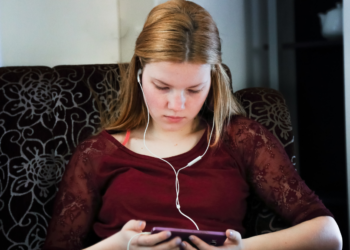 Melinda (44): “Mijn dochter van zestien heeft helemaal geen vriendinnen”