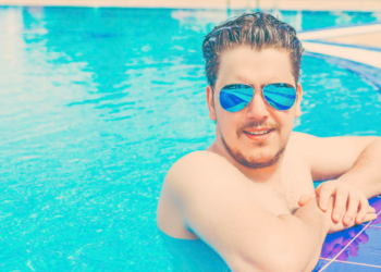 Mike (34): “Ik leef van de bijstand, maar ik ga regelmatig lekker op vakantie”