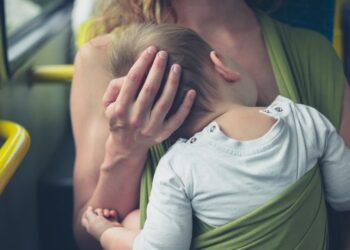 Nynke (34): “Ik moet mijn kind meenemen naar werk omdat de kinderopvang simpelweg te duur is”