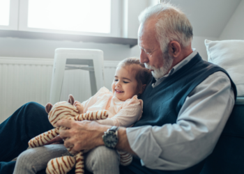 Opa Kees (70) mag geen cadeaus meer geven: “Mijn dochter vindt dat ik ze te veel verwen”