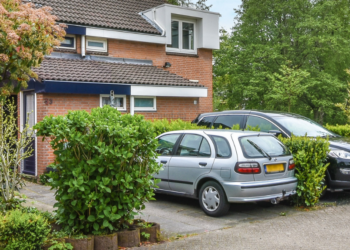 Hanneke (53): “Mijn buurvrouw parkeert zonder te vragen haar auto op mijn oprit omdat ik zelf geen auto heb”