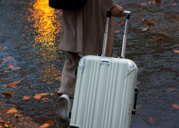 Weekendje weg verpest: man laat vrouw in de regen achter na ruzie, rijdt 300 km naar huis