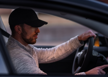 Ronnie (41): “Ik ben trots op mijn elektrische wagen, EV’s zijn de toekomst”