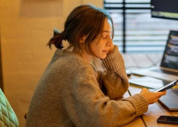 Rosa (34): “Ik geef mijn moeder een maandelijkse bijdrage, maar mijn vriend vind dit belachelijk”