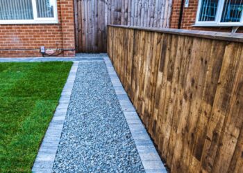 Karel (51): “De buren eisen een hogere schutting omdat ze last hebben van ons, maar willen niet betalen”