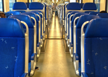 Bart (36): “Ik snap niet dat mensen naast mij komen zitten in de trein als ik mijn koffer naast me heb liggen”