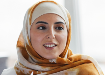Aisha (28): “Ik word nergens aangenomen omdat ik een hoofddoek draag”