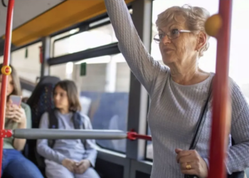 Alice (76): “Ik ben woest dat kinderen in de bus hun zitplaats niet opgeven voor oudere passagiers”
