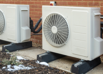 Lars (45): “Mijn buurman veroorzaakt geluidsoverlast met zijn warmtepomp, maar hij wilt hem niet weghalen”