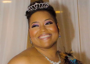 Yasmin kan de liefde niet vinden en besluit met zichzelf te trouwen: “Beste beslissing ooit”