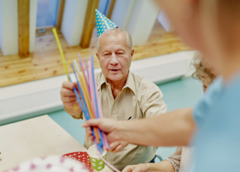 Lotte (39): “Mijn broer kijkt niet om naar onze dementerende vader en laat mij alles regelen”