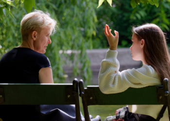 Karin (46): “Ik controleer de hele dag door de locatie van mijn 16-jarige dochter”