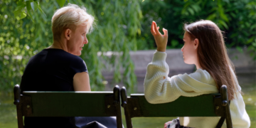 Karin (46): “Ik controleer de hele dag door de locatie van mijn 16-jarige dochter”