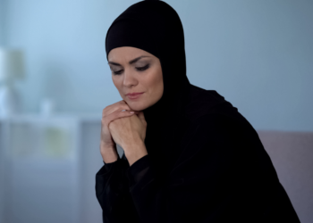 Amira (41): “Mijn Nederlandse man wil niet met mij trouwen omdat ik een hoofddoek draag”